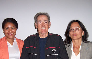 Ariel Standen junto a Alicia Romero (Izq.), Directora Ejecutiva de Fundación Asciende y Ming Patthey (Der.) Socia Fundadora de Sociedad Athénea, en conmemoración del 2do. Congreso de Ciencias Aplicadas al Deporte, realizado en la ciudad de La Serena el 20 de Noviembre del 2004.