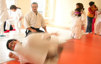 Beneficios de la práctica del Aikido en los niños: Mejorar la calidad de los niños, mejorar la salud, sus relaciones interpersonales. 