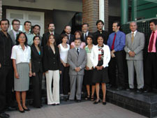 Alumnos graduados y directiva de las instituciones participantes.