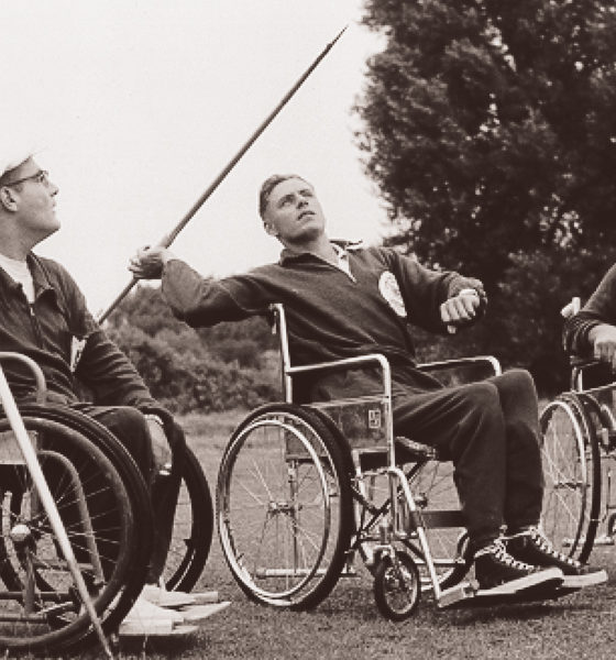 Pilotos de combate británicos paralizados compiten en el lanzamiento de jabalina, Londres, década de 1950.